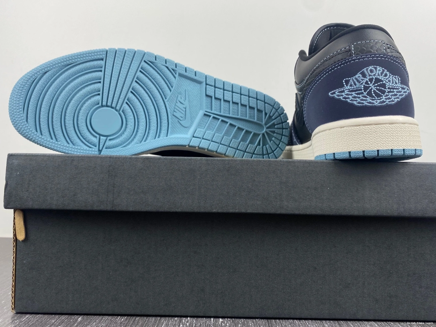 Navy FJ5478-010 Jordan Black Snakeskin 1 Low Air 1106